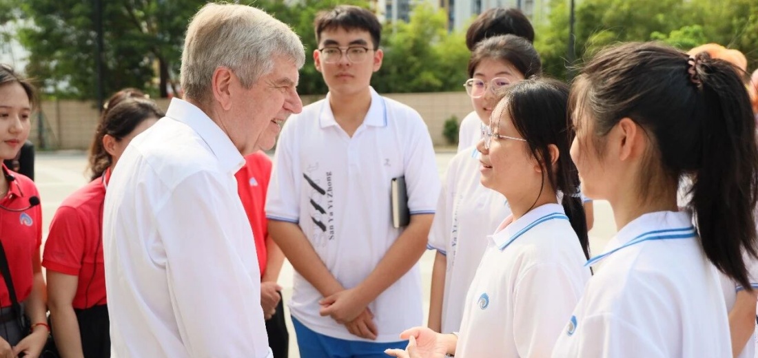 国际奥委会终身名誉主席巴赫到访市第一中学